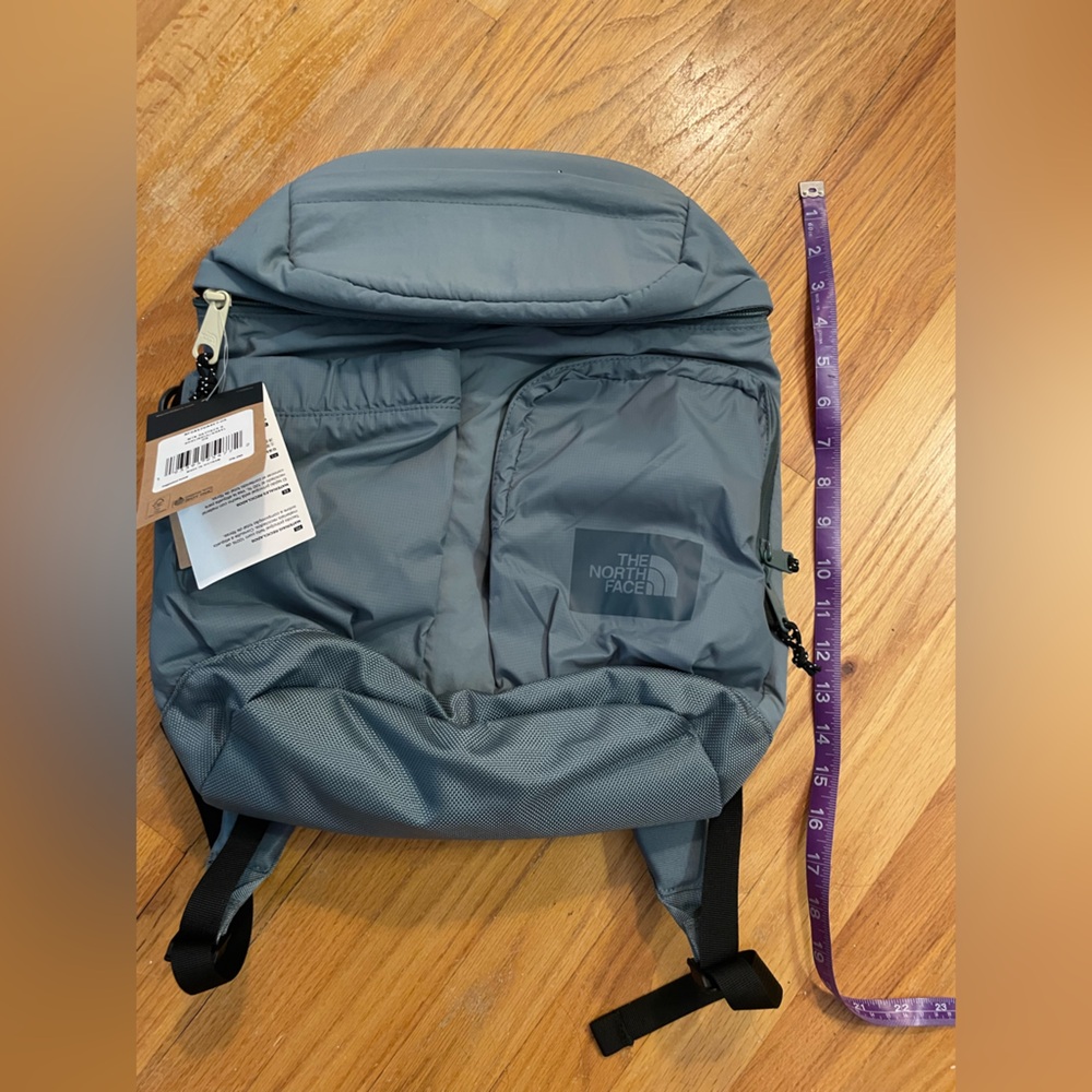 The North Face mountain daypack small, NWT
